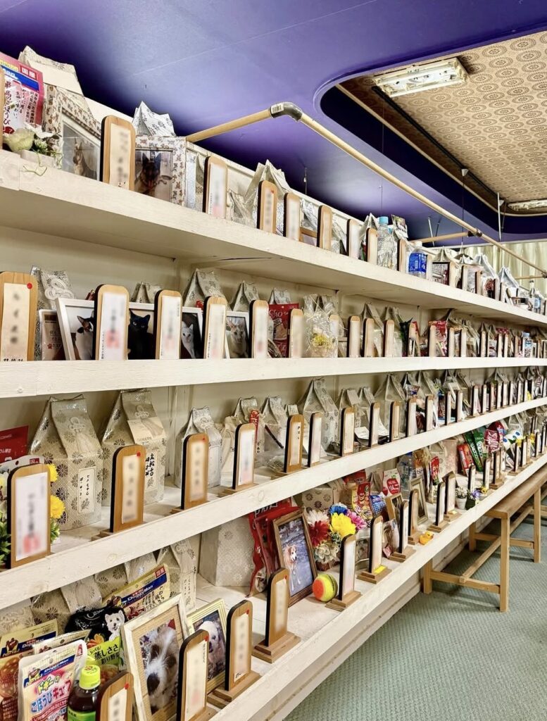 alt="高知土佐ペット霊園は本格寺院にて僧侶の読経と共に静かにご葬儀ができる場所。ペット火葬、供養、お取引やお骨のお届けも承ります。ペットの永代供養や共同墓地でのご供養も。”