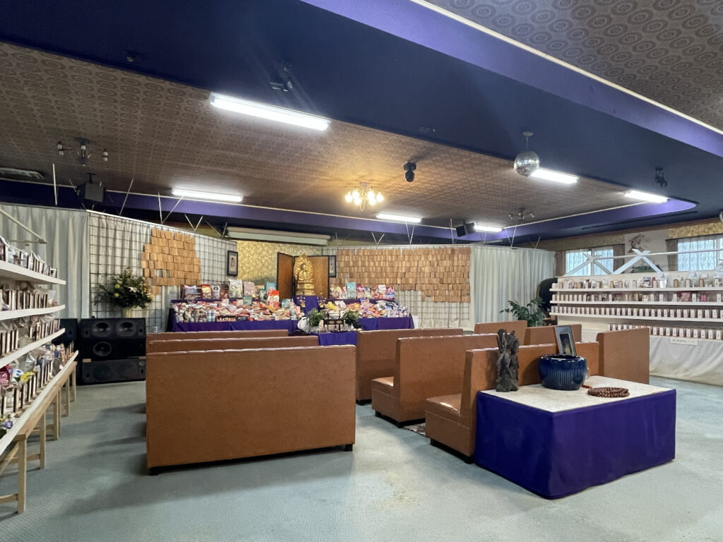 alt="高知土佐ペット霊園は本格寺院にて僧侶の読経と共に静かにご葬儀ができる場所。ペット火葬、供養、お取引やお骨のお届けも承ります。”