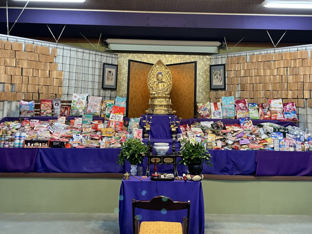 alt="高知土佐ペット霊園は本格寺院にて僧侶の読経と共に静かにご葬儀ができる場所。ペット火葬、供養、お取引やお骨のお届けも承ります。”