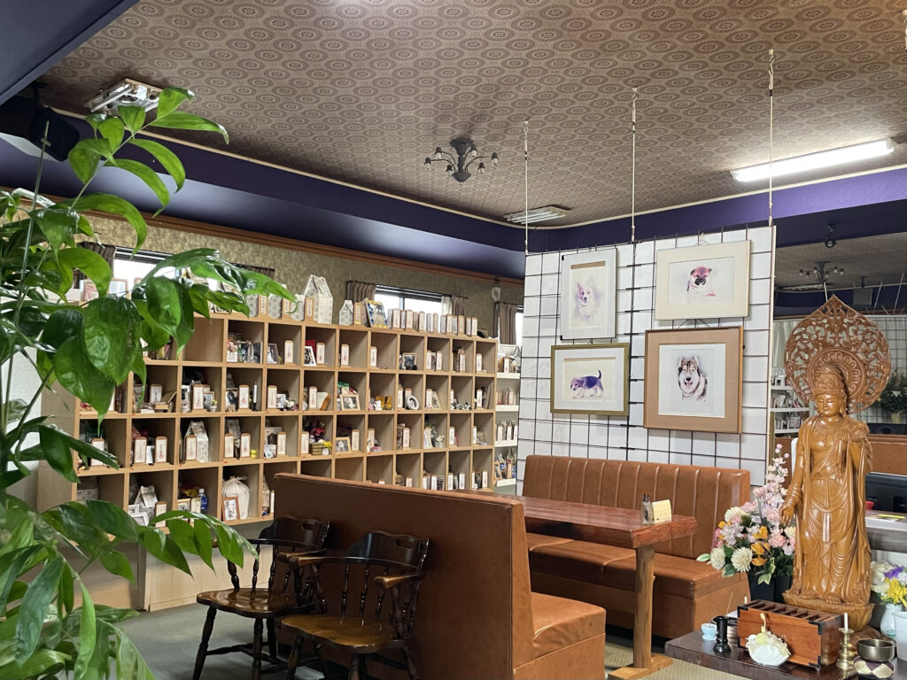 alt="高知土佐ペット霊園は本格寺院にて僧侶の読経と共に静かにご葬儀ができる場所。ペット火葬、供養、お取引やお骨のお届けも承ります。”